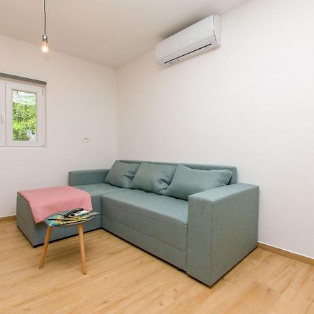 Apartment Petea Omis Exterior photo