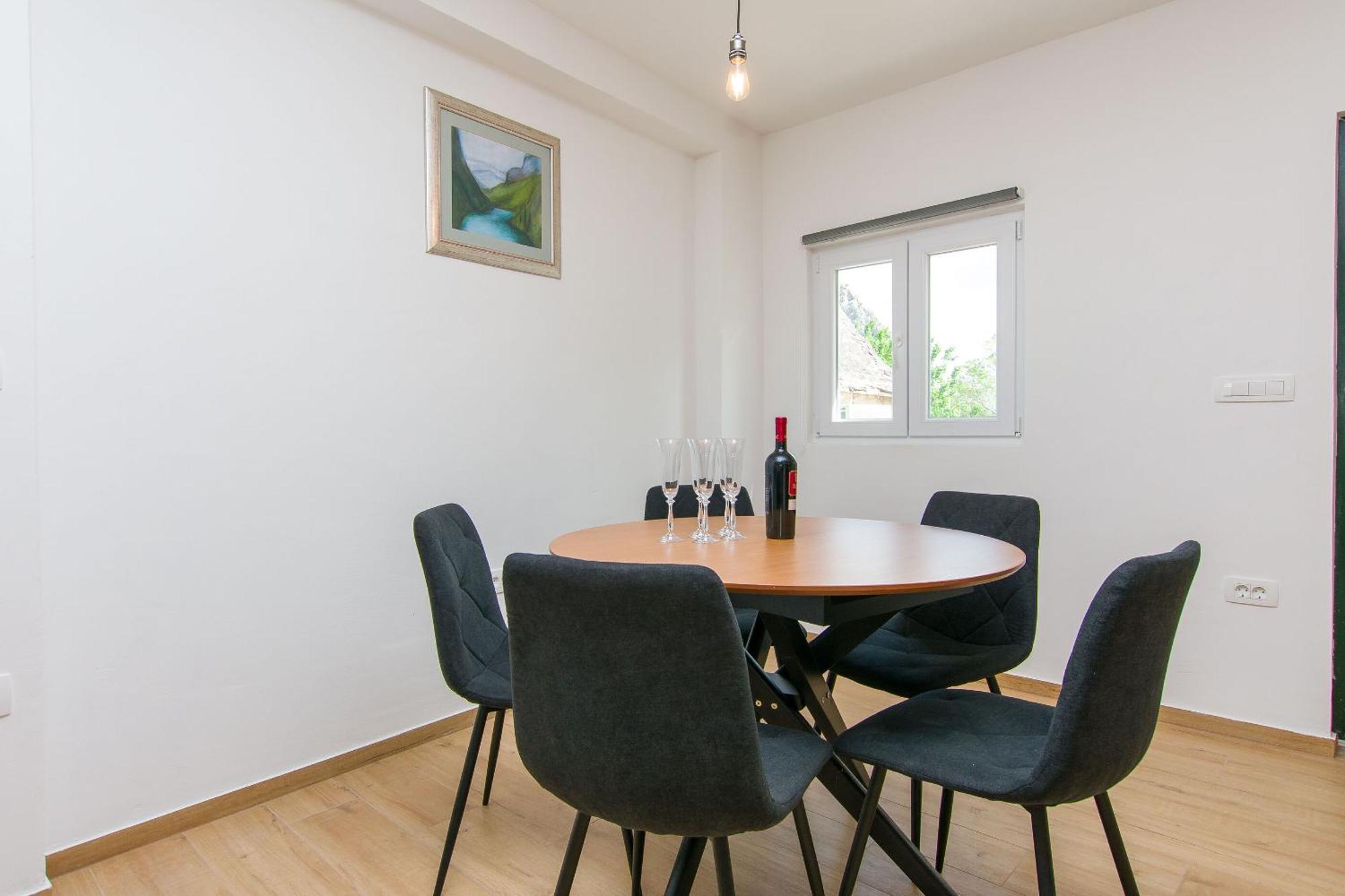 Apartment Petea Omis Exterior photo