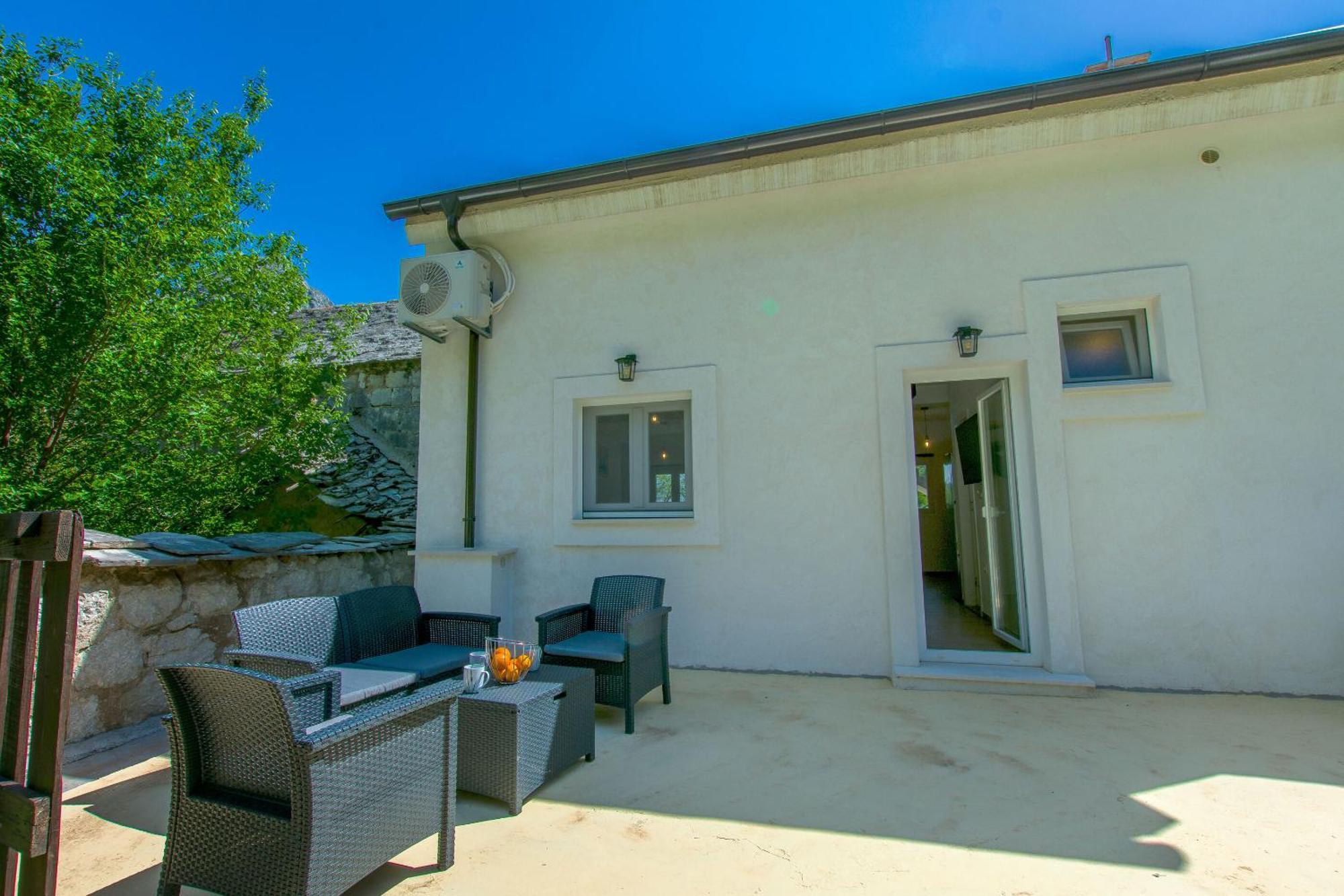 Apartment Petea Omis Exterior photo