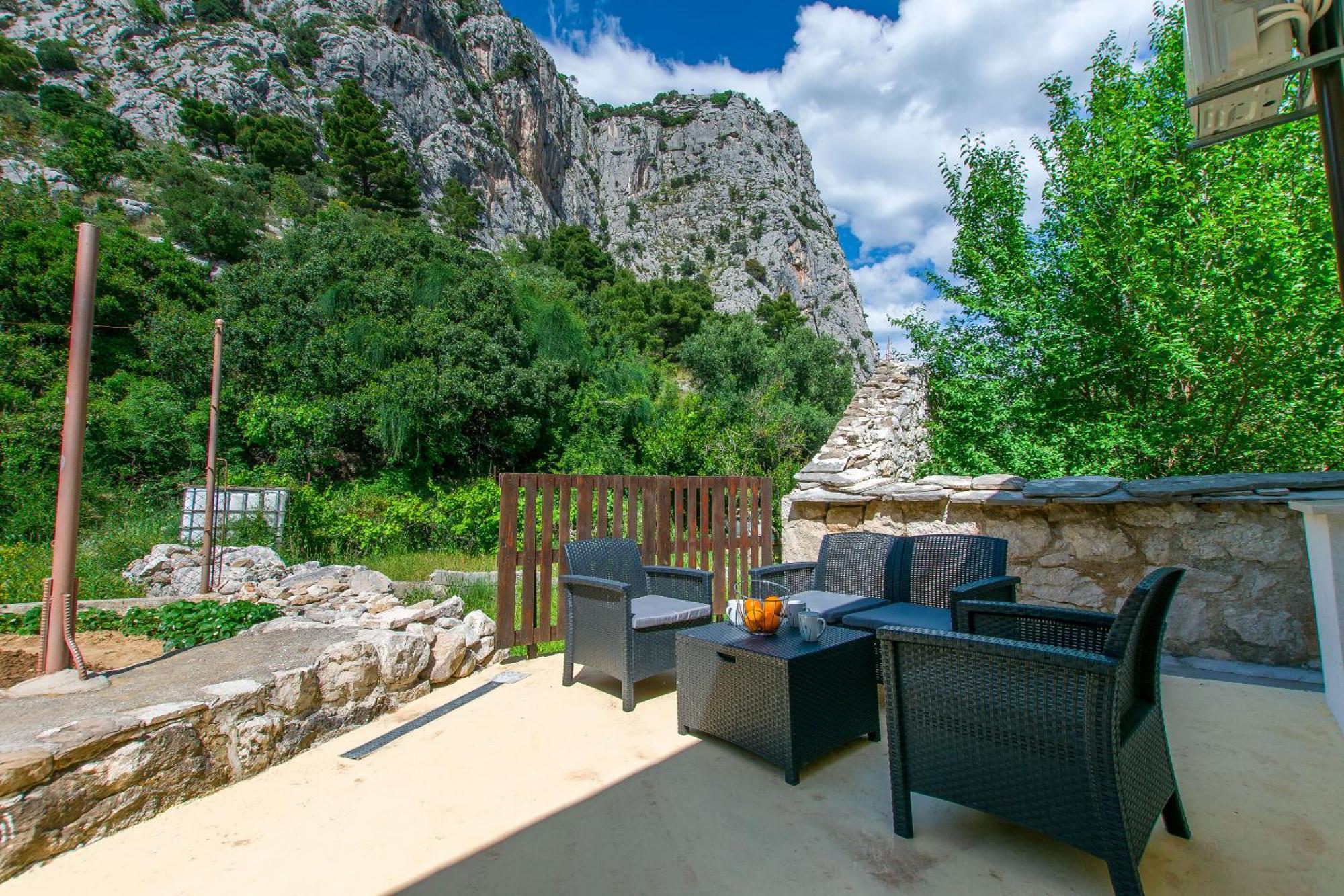 Apartment Petea Omis Exterior photo