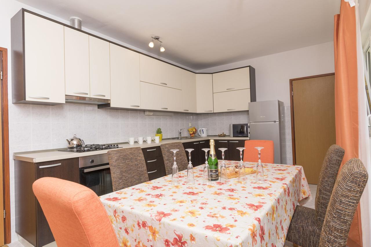 Apartment Petea Omis Room photo