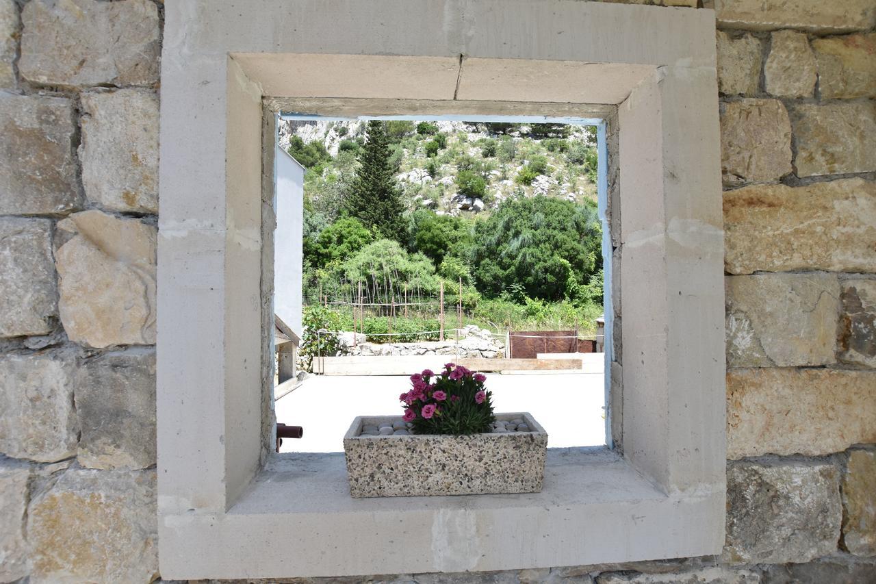 Apartment Petea Omis Exterior photo