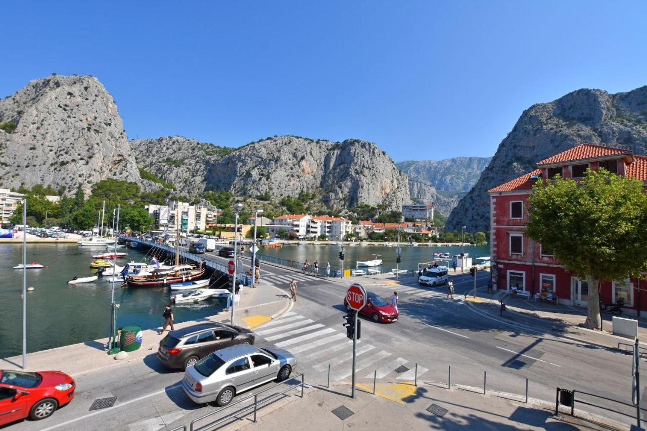 Apartment Petea Omis Exterior photo