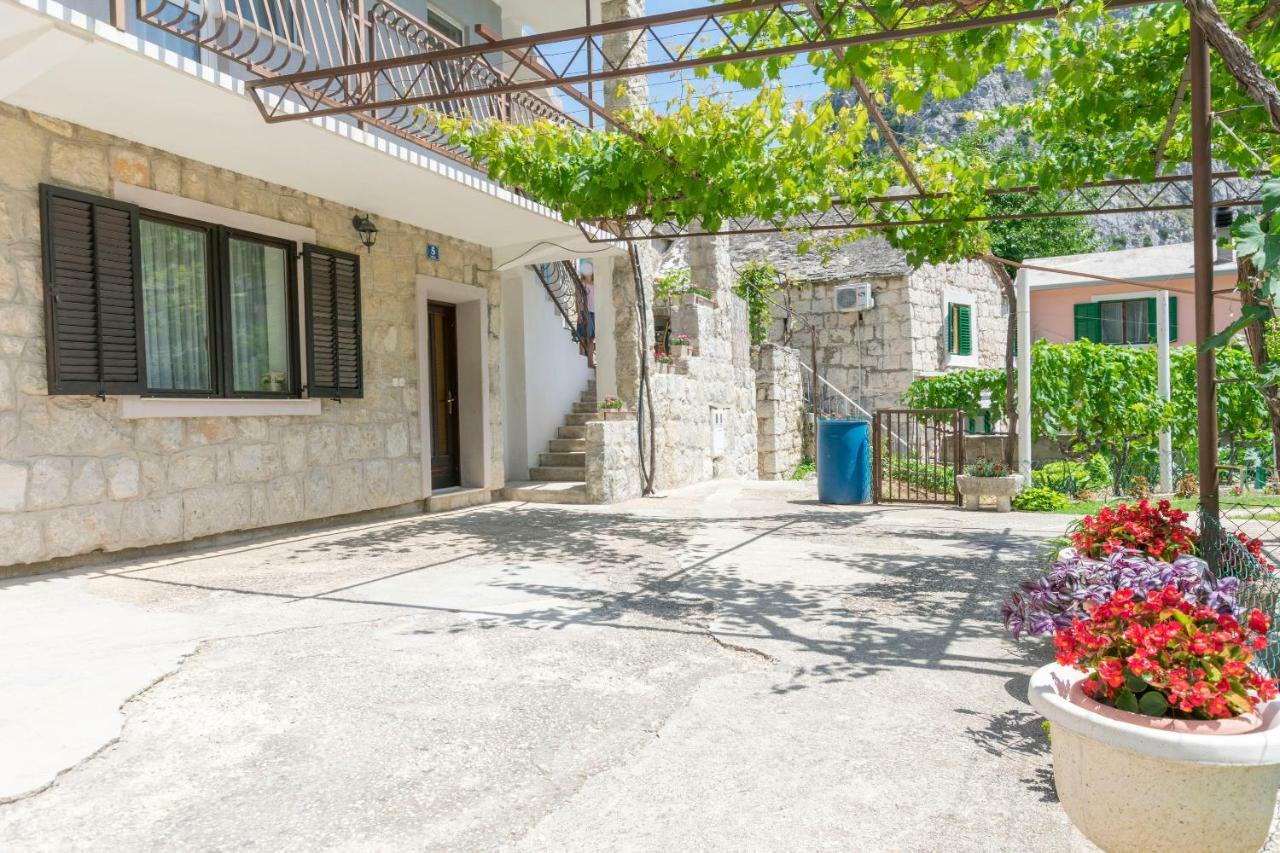 Apartment Petea Omis Exterior photo